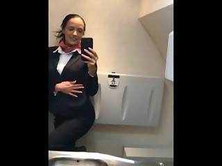 Белокурая стюардесса Энжел Эмили во время полета вспоминает своей жесткий секс с дерзким ебарем