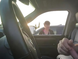 Ein Fremder wichst einen Schwanz an Passanten, während er im Auto sitzt