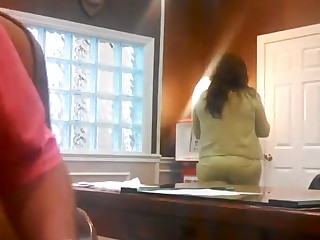 Голая анальная любительница в видео чате имеет себя синим фаллосом в сочную попку онлайн