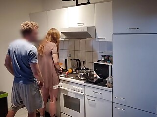 Жаркий секс раком на кухне пока жена нарезала салат