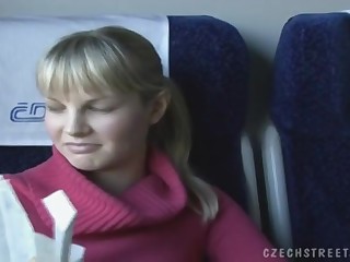 Чешская блондинка Вероника за деньги отсасывает член незнакомцу в поезде